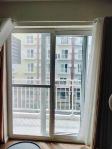 Pool View Room 333B Amani Grand Resort near Mactan Cebu Airport Free wifi, netflix, pool and gym house, 3mins to airport