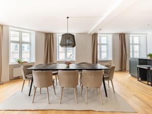 Sanders Regent 3 - Popular 3-Bdr Apt with Balcony in Centre