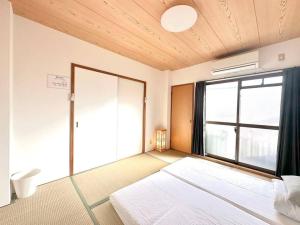 303号室南海線駅2分の明るい和室専用キッチンとバスルーム付き荷物預り