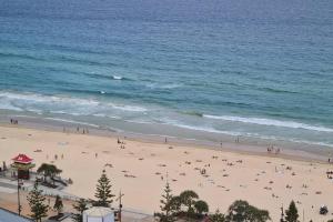 SURFERS PARADISE ABSOLUTE BEACHFRONT WITH VIEWS, HIGH LEVEL 1br Apt - IDEAL FOR COUPLES or 2 PPL TRAVELLING TOGETHER