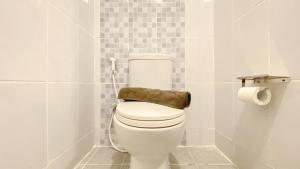 Well Furnished Studio Room at High Floor Tokyo Riverside PIK 2 Apartment By Travelio