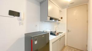 Well Furnished Studio Room at High Floor Tokyo Riverside PIK 2 Apartment By Travelio