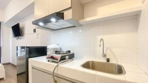 Well Furnished Studio Room at High Floor Tokyo Riverside PIK 2 Apartment By Travelio