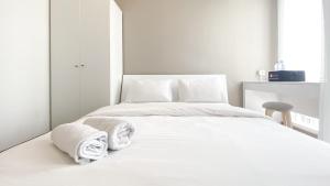 Well Furnished Studio Room at High Floor Tokyo Riverside PIK 2 Apartment By Travelio