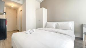 Well Furnished Studio Room at High Floor Tokyo Riverside PIK 2 Apartment By Travelio