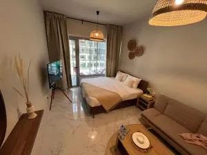The Chic Retreat, Stylish Studio Close to Yas & Airport - Al Wathbah