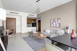 Blueground 5242 Tower pool elev garage DXB-921