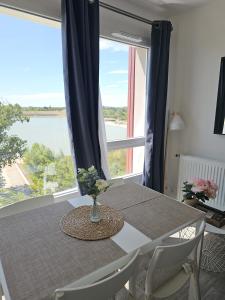 Appartements Lakeside Provence - Appartement classe 4 etoiles, Vue sur le lac, Parking sous-sol, double clim : photos des chambres