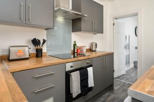 Stylish Home, Sleeps 6, Free Parking, Smart TV, Free Wi-Fi, Perfect For Groups