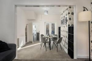 Stylish Home, Sleeps 6, Free Parking, Smart TV, Free Wi-Fi, Perfect For Groups