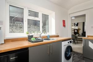 Stylish Home, Sleeps 6, Free Parking, Smart TV, Free Wi-Fi, Perfect For Groups