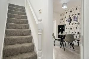 Stylish Home, Sleeps 6, Free Parking, Smart TV, Free Wi-Fi, Perfect For Groups
