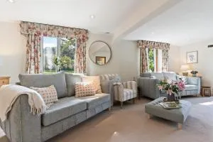 Stunning Countryside Home in Surrey by 53 Degrees Property, Ideal for Family Getaways, Private Tennis Court! - Hascombe