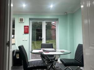 3 Bed - Sleeps 5 - Pets - Private Parking