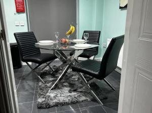 3 Bed - Sleeps 5 - Pets - Private Parking