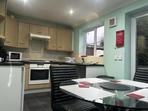 3 Bed - Sleeps 5 - Pets - Private Parking