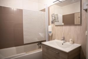 Hotels Logis Hotel des Granges : Chambre Triple Confort