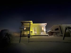 Luxury Riverside Villa w Magnificent River Views