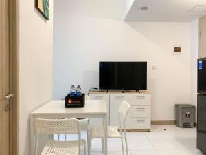 Warm and Cozy Living 2BR Tokyo Riverside PIK 2 Apartment By Travelio