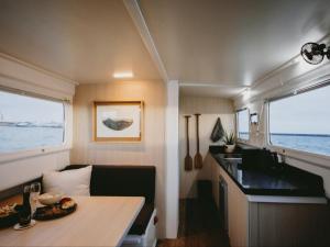 Waterfront Houseboat - Ботели, Кейптаун
