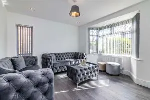 Cosy Home for Professionals, 3 Separate Beds with Large Kitchen and Private Garden - 朗伊顿