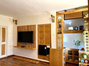 WindowBOX STUDIO kitchenette lawn WFH