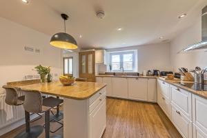 Stunning Barn Conversion with HOT TUB and ALPACAS - Ty Cerrig Barn