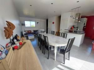 Maisons de vacances Maison lumineuse, quartier calme, proche mer, 8 personnes : photos des chambres