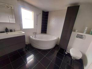 Maison lumineuse, quartier calme, proche mer, 8 personnes