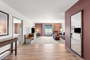 One-Bedroom King Suite with Roll-in Shower - Mobility Accessible room in Hilton Garden Inn Seattle North/Everett