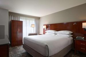 King Room with Roll-In Shower - Disability Access room in Marriott Minneapolis Airport