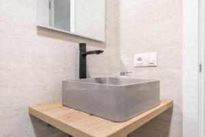 Central apartment with private patio by REMS