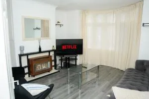 Home Away from Home in Headingley with Gated Drive - Kirkstall