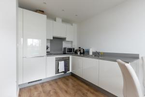 Stunning 1-Bedroom Apartment with Private Balcony - Tower Point, Enfield