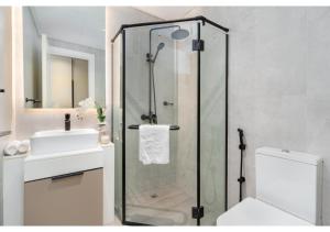 Trendy & Cozy 1BR Midtown 20 mins to Expo City by Vibel