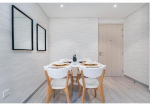 Trendy & Cozy 1BR Midtown 20 mins to Expo City by Vibel