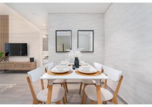 Trendy & Cozy 1BR Midtown 20 mins to Expo City by Vibel