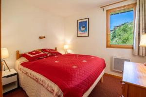 Sherpa 11 on the snow front of Mottaret