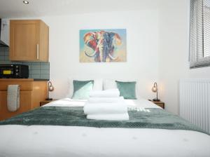 Comfortable Studio Apartment By N And N Stays Ltd, Peaceful Area Close to Cardiff Bay and Access Training Centre, Private Parking and Fast Wifi