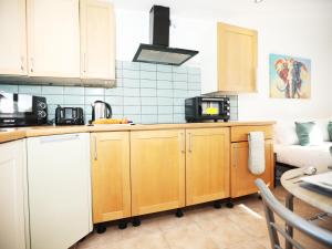 Comfortable Studio Apartment By N And N Stays Ltd, Peaceful Area Close to Cardiff Bay and Access Training Centre, Private Parking and Fast Wifi