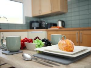 Comfortable Studio apartment By N And N Stays Ltd, Peaceful Area Close to Cardiff Bay and Access Training Centre, Private Parking and Fast Wifi