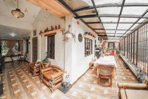 TwinkleVille Christmas-Themed Cottage