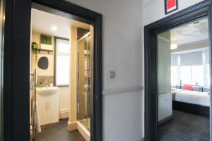 PERFECT FOR CONTRACTORS! Parkside View Wallasey 5 bedroom 5 bathroom with on-street parking ideal for Groups Families or Contractors with vans by Rework Accommodation