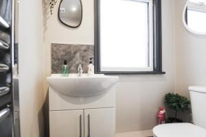 PERFECT FOR CONTRACTORS! Parkside View Wallasey 5 bedroom 5 bathroom with on-street parking ideal for Groups Families or Contractors with vans by Rework Accommodation