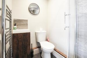 PERFECT FOR CONTRACTORS! Parkside View Wallasey 5 bedroom 5 bathroom with on-street parking ideal for Groups Families or Contractors with vans by Rework Accommodation