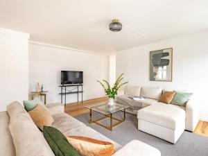 Sanders Regent - Chic Three-Bedroom Apartment Near Central Square