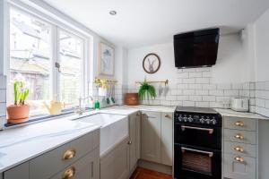 18th Century Cottage in Cirencester with Garden