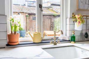 18th Century Cottage in Cirencester with Garden