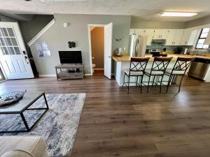 Cozy Two-Bedroom Cottage-5min walk to beach!