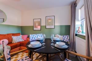 Practical 2 Bedroom House Perfect for Contractors in Grimsby by PureStay - 7 night min!